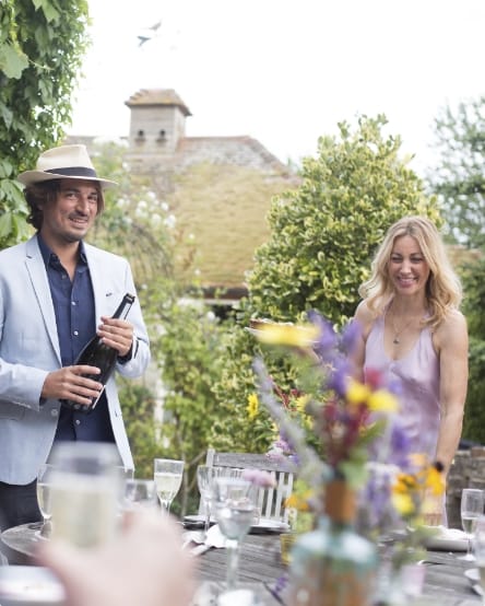 Cantina Arnaldo Caprai uomo e donna con bottiglia di vino
